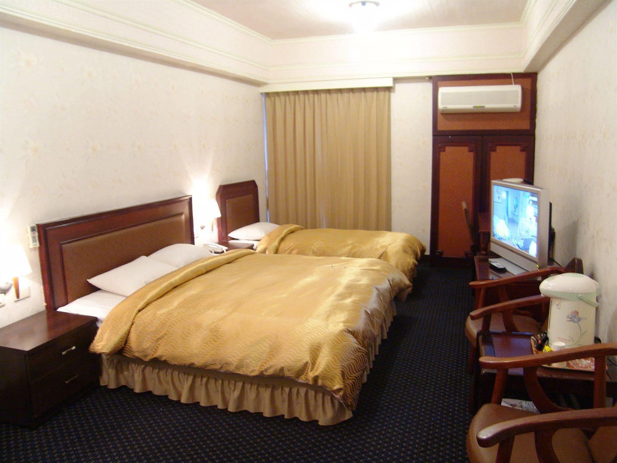 Sin Fu Business Hotel Taichung Esterno foto