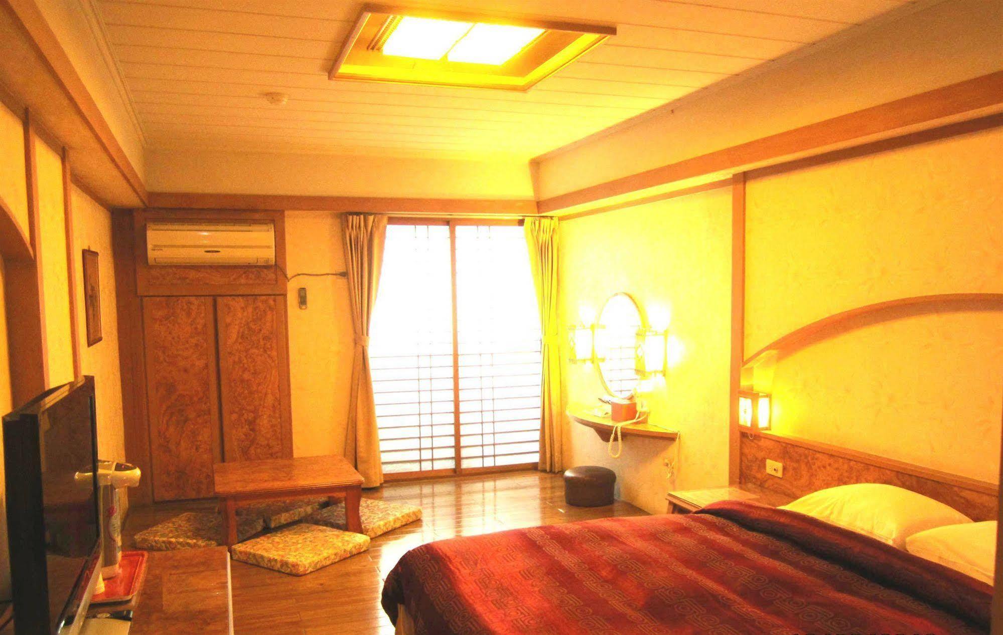 Sin Fu Business Hotel Taichung Esterno foto